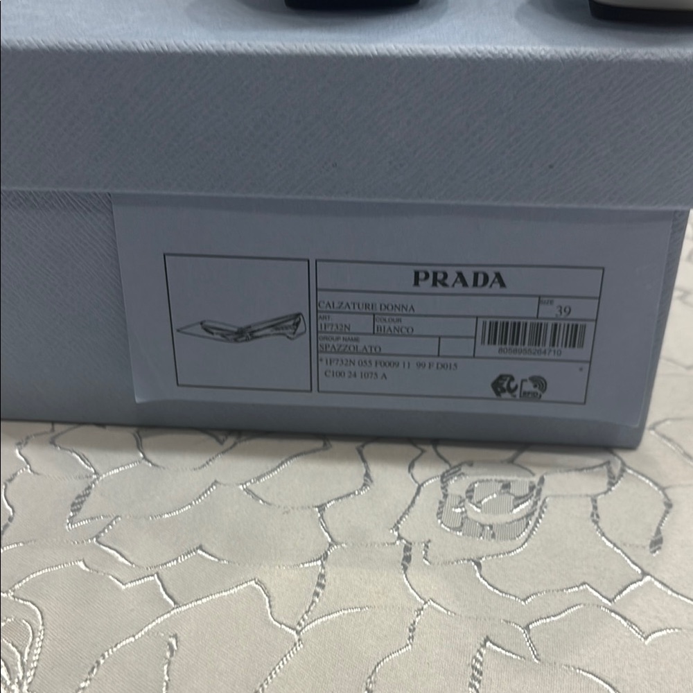Prada Women's cut out white leather Flats size 39 - Picture 3 of 4